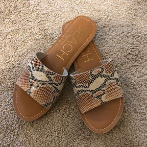 BEACH sandal. Animal print. Size 8